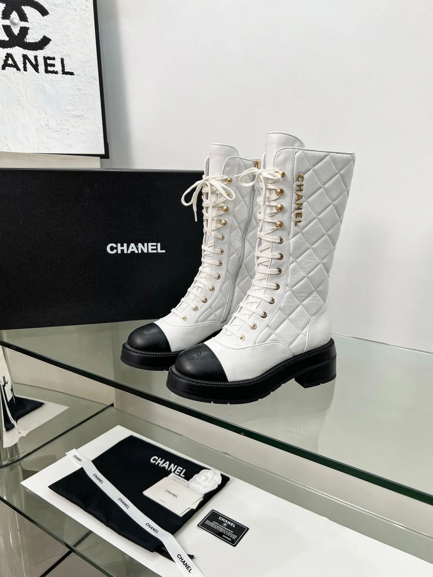 👟👟Ex-factory price 840👟👟 2025CHANEL I finally own this pair of Chanel diamond boots💫 Classic diamond pattern with black and white color, fashionable and high-end, and the thick sole is super stable for walking~ It instantly turns into a fashionable and cool cover when you put it on. Who knows the charm of Fragrant Grandma? When I was asked about the link while shopping, I was so happy🥳 Fabric: sheepskin, cow suede Lining: sheepskin Color: black white apricot Code number: 5-40 (41 customized)
